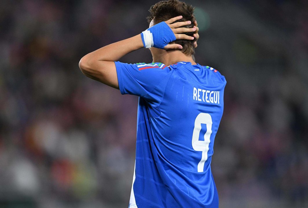 El italiano Matteo Retegui se lamenta durante el partido amistosos jugado por Italia y Turquía en Bolonia, Italia.EFE/EPA/CLAUDIO GIOVANNINI