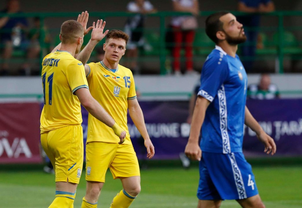Los delanteros de Ucrania Artem Dovbyk (I) y Viktor Tsygankov (c) celebran un gol durante el amistoso que han jugado Ucrania y Moldavia jugado en Chisinau, Moldovia. EFE/EPA/DUMITRU DORU