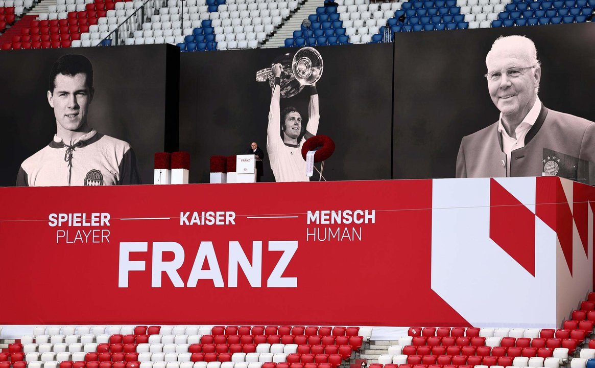 El expresidente del Bayern, Uli Hoeness, pronuncia un discurso en el Allianz Arena durante la ceremonia en memoria de Franz Beckenbauer, fallecido el 7 de enero de 2024 a la edad de 78 años. EFE/EPA/ANNA SZILAGYI