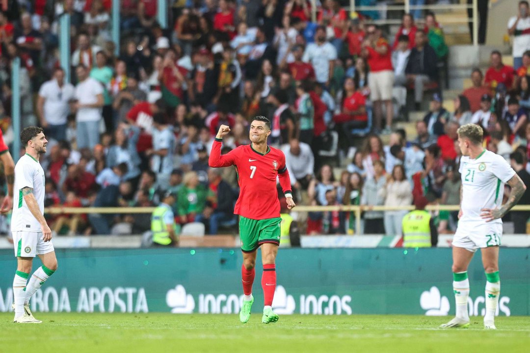 El delantero de Portugal Cristiano Ronaldo celebra uno de sus goles durante el partido amistoso que han jugado Portugal e Irlanda en Aveiro, Portugal. EFE/EPA/JOSE COELHO