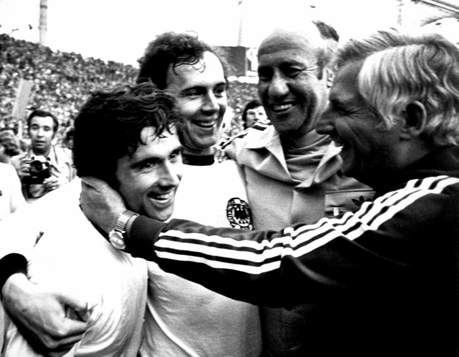 Foto de archivo, tomada el 7 de julio de 1974, que muestra al antiguo entrenador de la selección alemana, Helmut Schoen (2d), junto a su ayudante, Jupp Derwall (d), el delantero Gerd Mueller (i) y el capitán del equipo, Franz Beckenbauer, celebrando su triunfo en el Mundial de 1974 en el estadio Olímpico de Munich, Alemania, dos años después de conquistar la Eurocopa. EFE/Werner Baum/Archivo SOLO EN B/N[SOLO EN B/N]