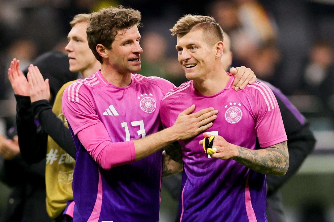 Thomas Mueller (L) and Toni Kroos celebran un gol ante Países Bajos, en un partido amistoso del pasado marzo. EFE/EPA/FRIEDEMANN VOGEL