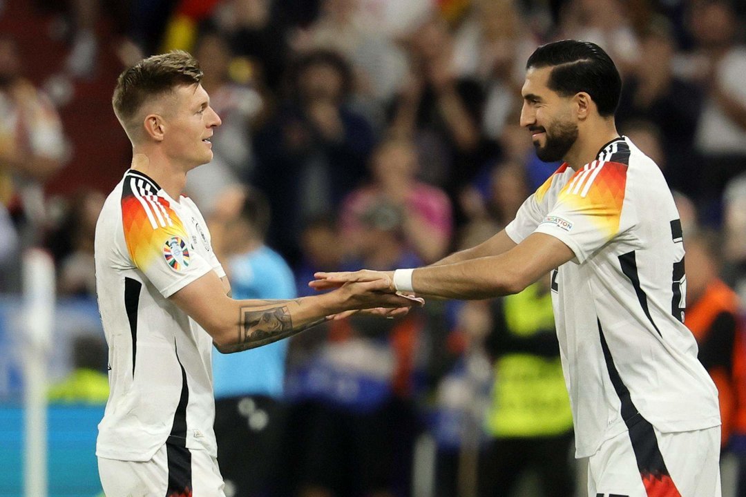 El centrocampista de Alemania Toni Kroos es sustituido por Emre Can durante el primer partido de la Eurocopa que se ha jugado en Múnich. EFE/EPA/RONALD WITTEK