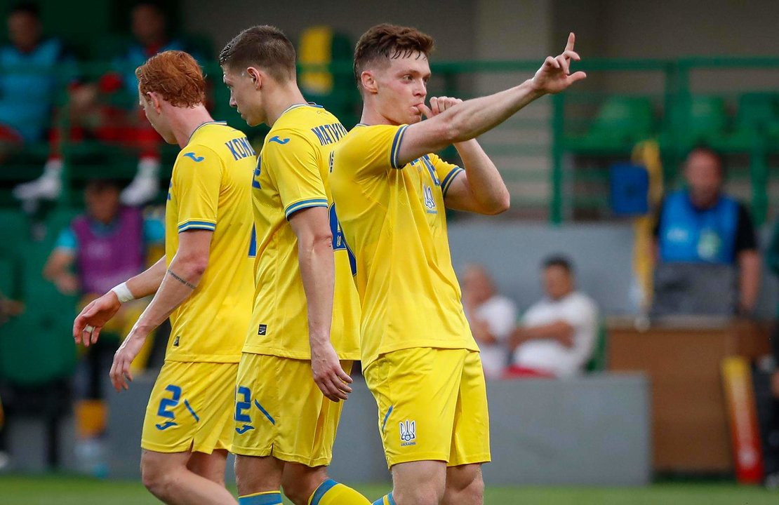 El jugador ucraniano Viktor Tsygankov (d) de celebra tras marcar el gol 0-2 durante el partido amistoso de fútbol entre Ucrania y Moldavia en Chisinau, Moldavia. EFE/EPA/DUMITRU DORU.