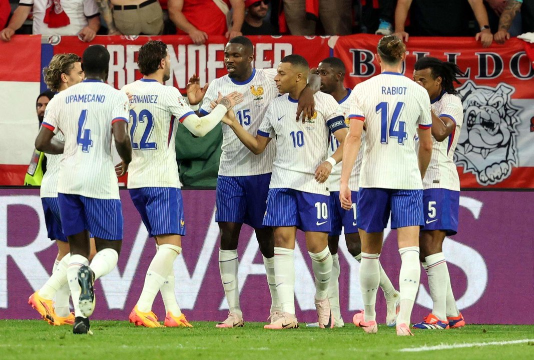 Kylian Mbappe celebra con sus compañeros un gol ante Austria. EFE/EPA/FRIEDEMANN VOGEL