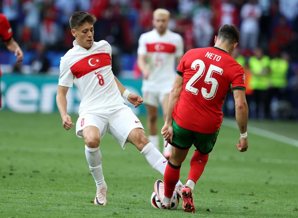 El jugador Arda Güler y Pedro Neto luchan por el balón durante el partido del grupo F que han jugado Turquía y Portugal en Dortmud, Alemania. EFE/EPA/FRIEDEMANN VOGEL