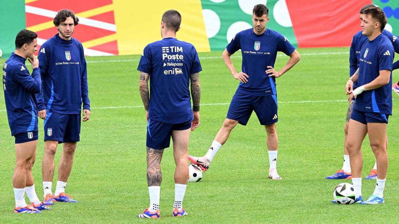 Los jugadores de Italia asisten a una sesión de entrenamiento del equipo durante la Eurocopa 2024 en Iserlohn, Alemania. EFE/EPA/Daniel Dal Zennaro