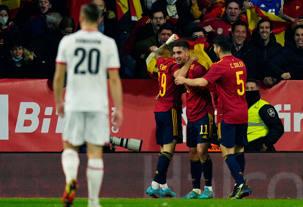 El delantero de la selección de España Ferrán Torres (2d), celebra su gol contra Albania, el 26 de marxo de 2022 en el RCDE Stadium, en Cornellá (Barcelona) en foto de archivo de Enric Fontcuberta. EFE