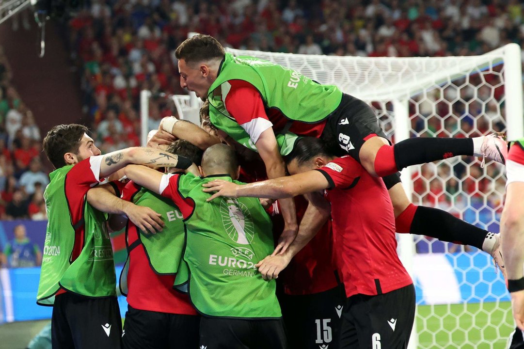 Los jugadores de Georgia celebran el 2-0 durante el partido del grupo F que han jugado Georgia y Portugal en Gelsenkirchen, Alemania. EFE/EPA/GEORGI LICOVSKI