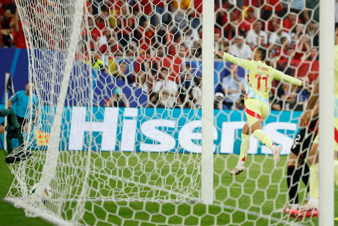 El delantero de España Ferrán Torres celebra la consecución del primer gol de su equipo durante el encuentro de la fase de grupos de la Eurocopa 2024 disputado entre las selecciones de España y Albania en Düsseldorf (Alemania), este lunes. EFE/ Alberto Estévez