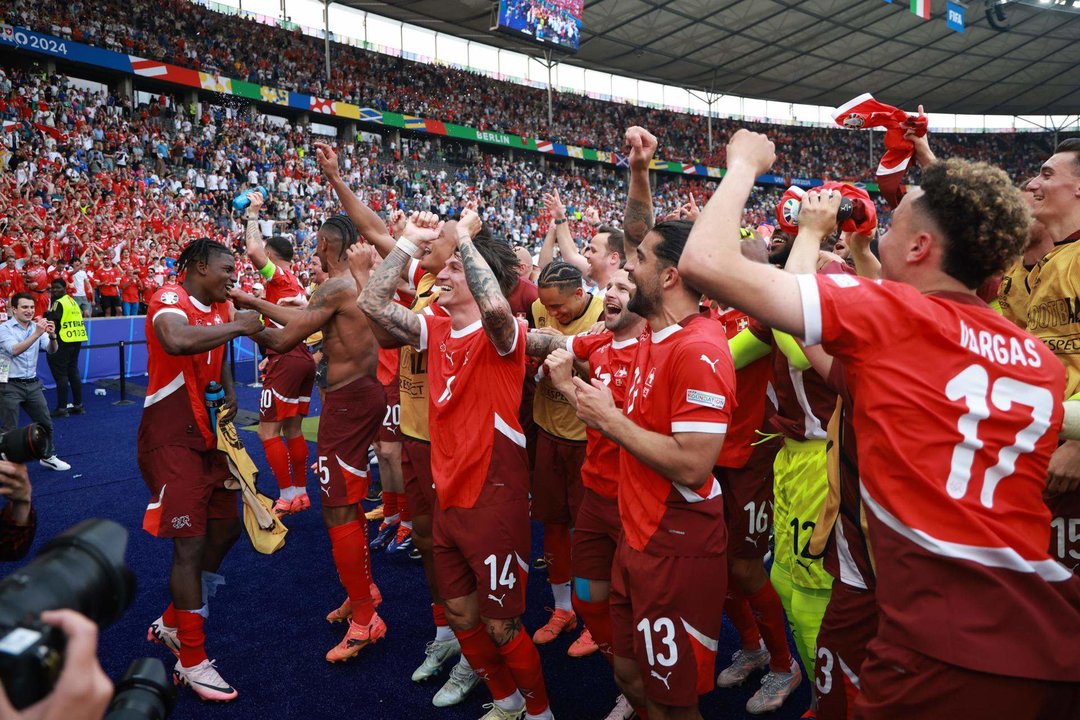 Los jugadores de Suiza celebran después de ganar el partido de octavos de la Eurocopa 2024 entre Suiza e Italia, en Berlín, Alemania. EFE/EPA/CLEMENS BILAN