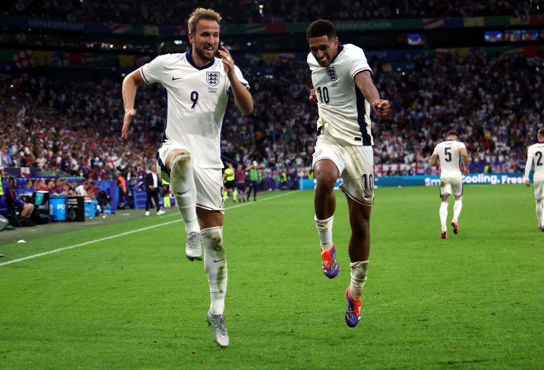Los jugadores de Inglaterra Jude Bellingham y Harry Kane (i) celebran el 2-1 durante el partido de octavos de final que han jugado Inglaterra y Eslovaquia en Gelsenkirchen, Alemania. GEFE/EPA/FRIEDEMANN VOGEL
