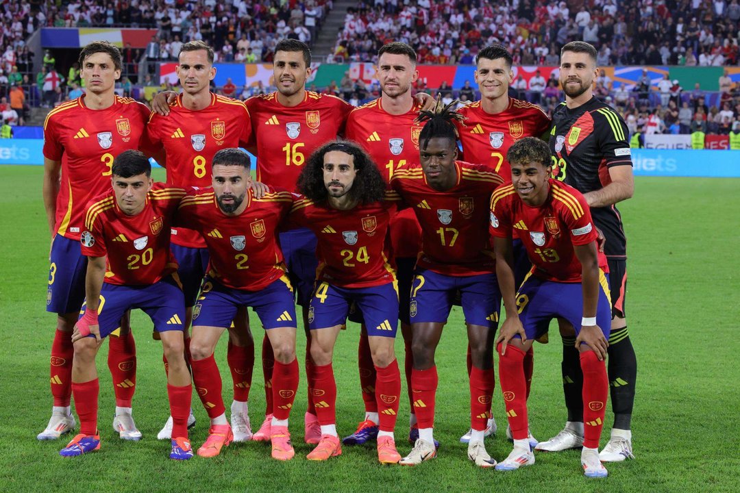 Los jugadores de España posan antes de empezar el partido de octavos que han jugado España y Georgia en Colonia, Alemania. EFE/EPA/OLIVIER MATTHYS