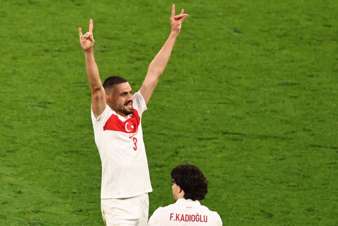 El jugador turco Merih Demiral celebra tras marcar su segundo gol durante el partido de fútbol de la Eurocopa 2024 de octavos de final entre Austria y Turquía, en Leipzig, Alemania. EFE/EPA/HANNIBAL HANSCHKE