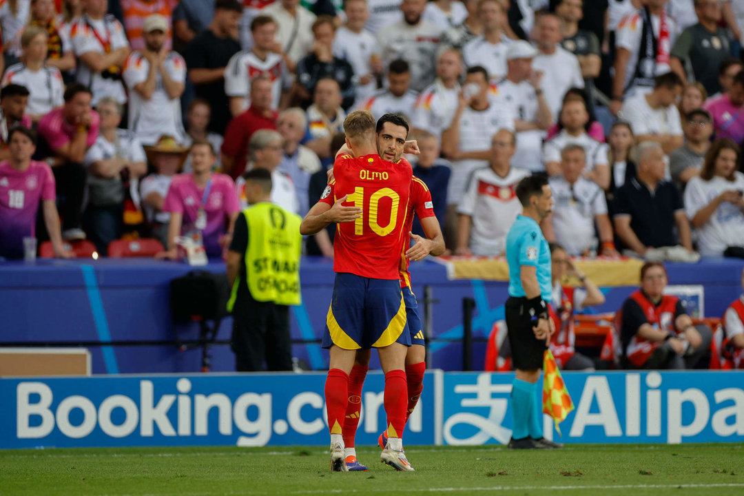 El centrocampista de la selección española de fútbol Mikel Merino (d) celebra con Dani Olmo tras marcar el segundo gol, durante el partido de cuartos de final de la Eurocopa que España y Alemania han disputado en Stuttgart. EFE/Alberto Estévez