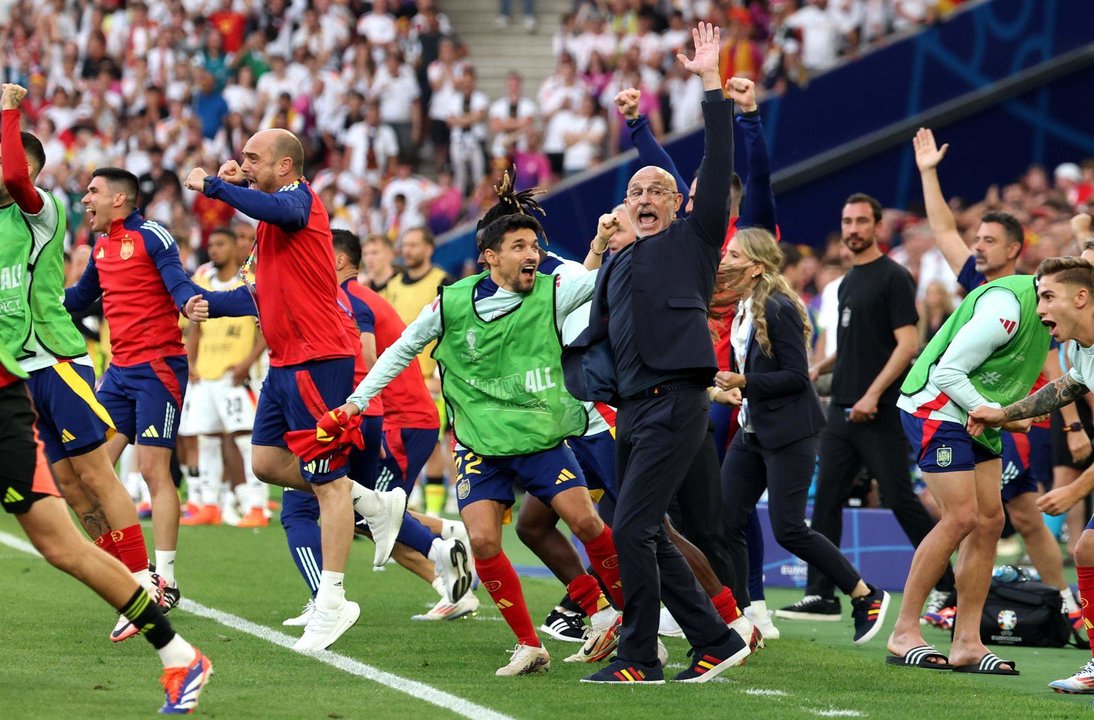 Luis de la Fuente y todo el banquillo tras el partido de cuartos de la Eurocopa 2024 entre España y Alemania en Stuttgart, Alemania EFE/EPA/FRIEDEMANN VOGEL